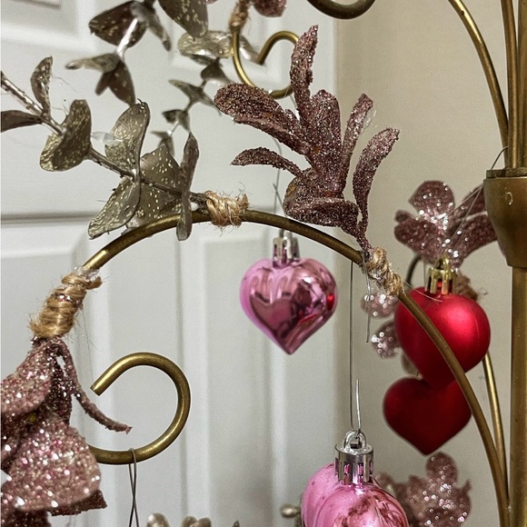 Elegant Holiday Tree with Red and Pink Ornaments - Picture 5 of 5